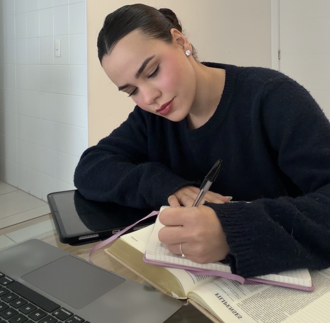 Mulher escrevendo em um caderno durante seu momento de planejamento