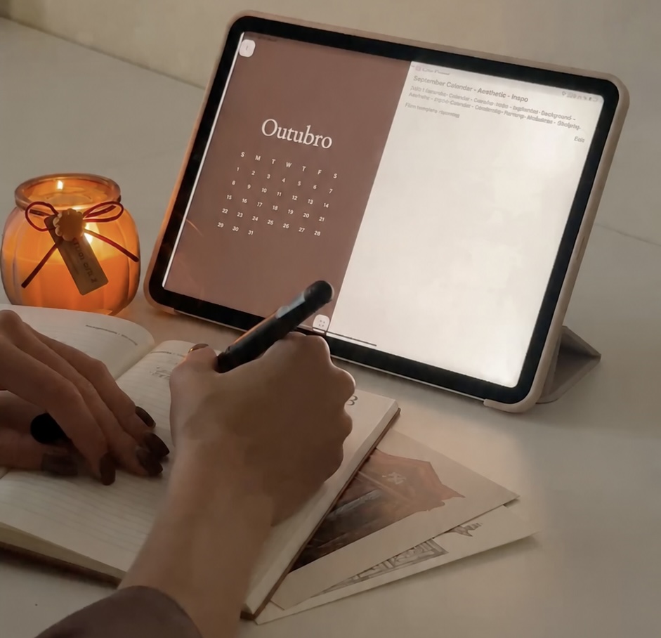 Pessoa organizando sua rotina em um caderno ao lado de um tablet
